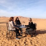 LOLA, YOLANDA Y CARMEN TOMANDO TE EN LAS DUNAS DEL ERG CHEBBI